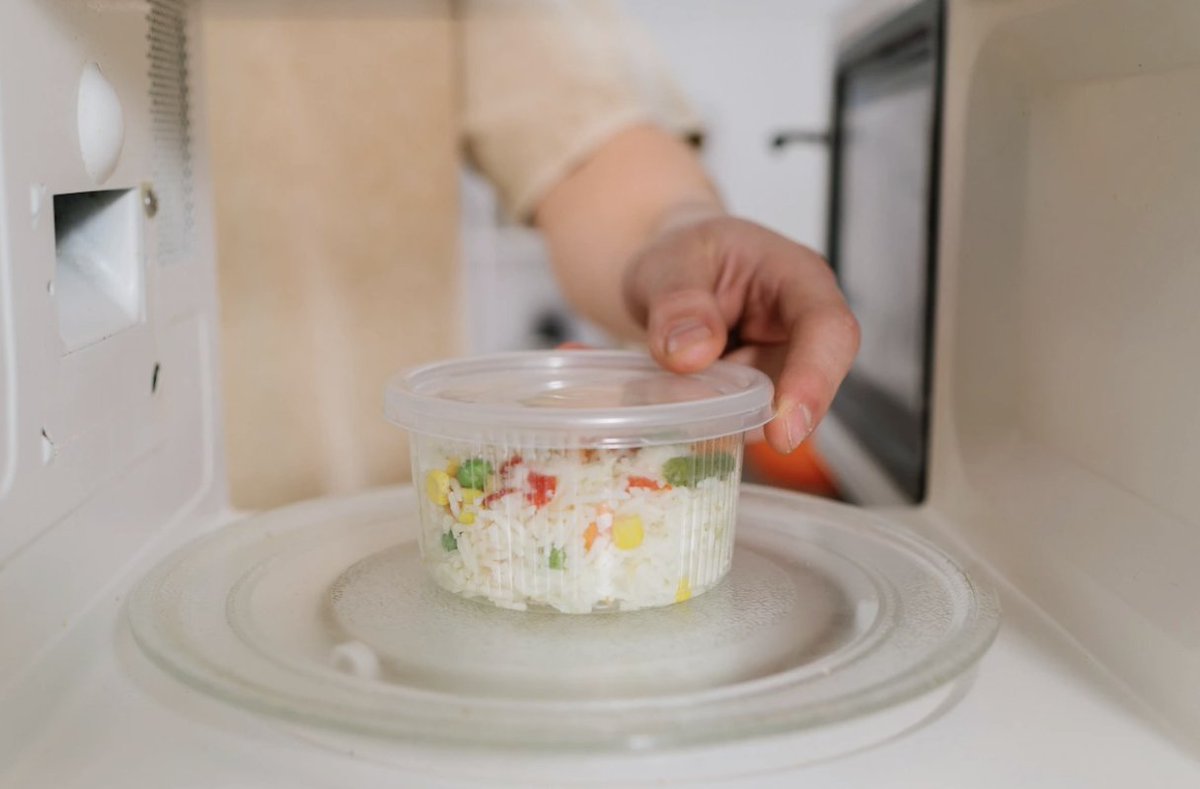 animalgourmet's tweet photo. 🤕 ¿Miedo de enfermarte o que tu pizza quede como chancla? No te preocupes, aquí te damos los consejos expertos para 🔥 recalentar comida 🍗🍚🍕 y evitar el riesgo que conlleva. 
https://t.co/Mp71pGeJMc

#recalentararroz #arroz #recalentado #tipsdecocina #AnimalGourmet https://t.co/CMqJd9yBau