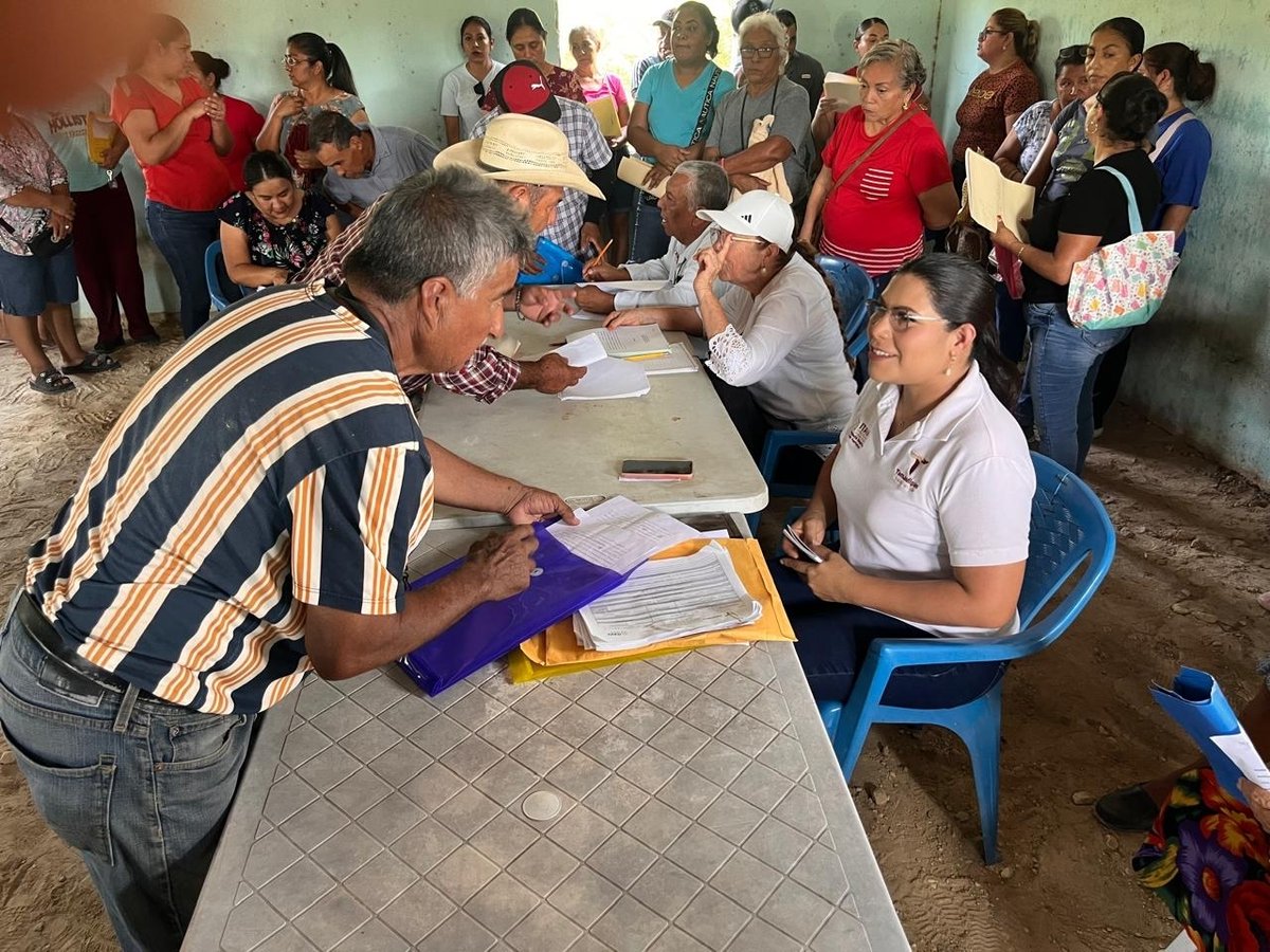 ITAVUTamps's tweet photo. Por instrucciones del gobernador @Dr_AVillarreal, el ITAVU, encabezado por Germán Fernández Guzmán, acerca “ITAVU en tu Colonia” a habitantes de La Fe, en San Fernando. Se brindó información para avanzar en la regularización y escrituración, fortaleciendo la certeza jurídica. https://t.co/LQLtRqDTby
