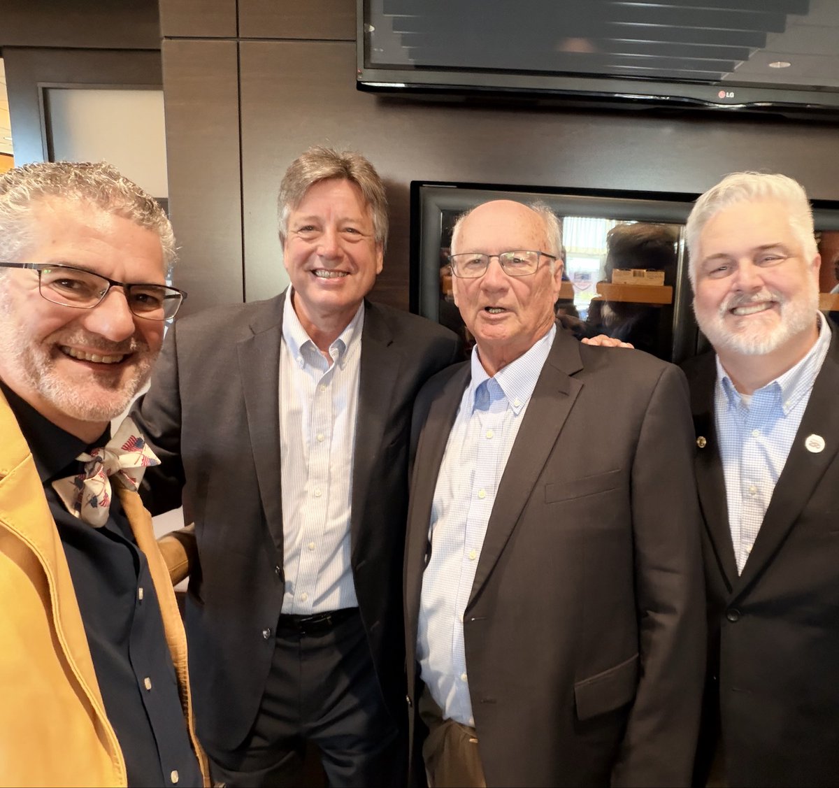 mdwarrenjr's tweet photo. A great event in Novi! My talk about bringing 23+ years and over 400 jury trials worth of experience struck a strong chord, as did my quick review about The Revolutionary Words that Forged America. #ruleoflaw #experiencematters #novi #declarationofindependence #wewinwithwarren https://t.co/tQ0c1Tt4yt