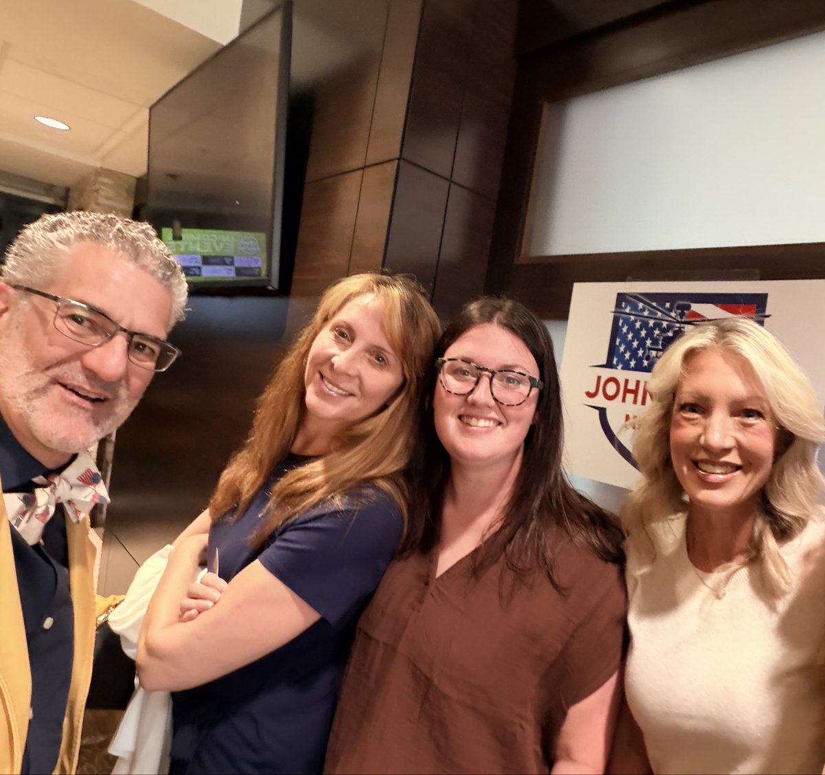 mdwarrenjr's tweet photo. A great event in Novi! My talk about bringing 23+ years and over 400 jury trials worth of experience struck a strong chord, as did my quick review about The Revolutionary Words that Forged America. #ruleoflaw #experiencematters #novi #declarationofindependence #wewinwithwarren https://t.co/tQ0c1Tt4yt