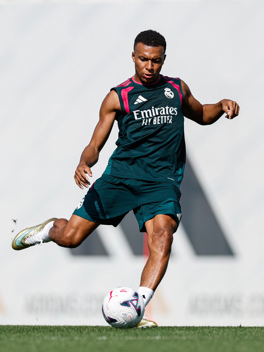 realmadrid's tweet photo. 🦵⚽🔛 https://t.co/V7TgYij5Lu