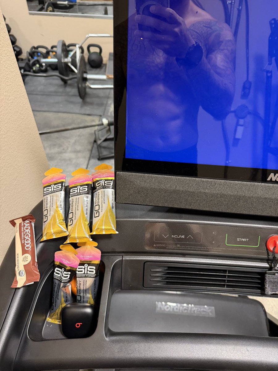 NovaForgeLab's tweet photo. Carbs are bad for you…

Card will make you fat…

Meanwhile me on my long runs https://t.co/vT11GyMglu