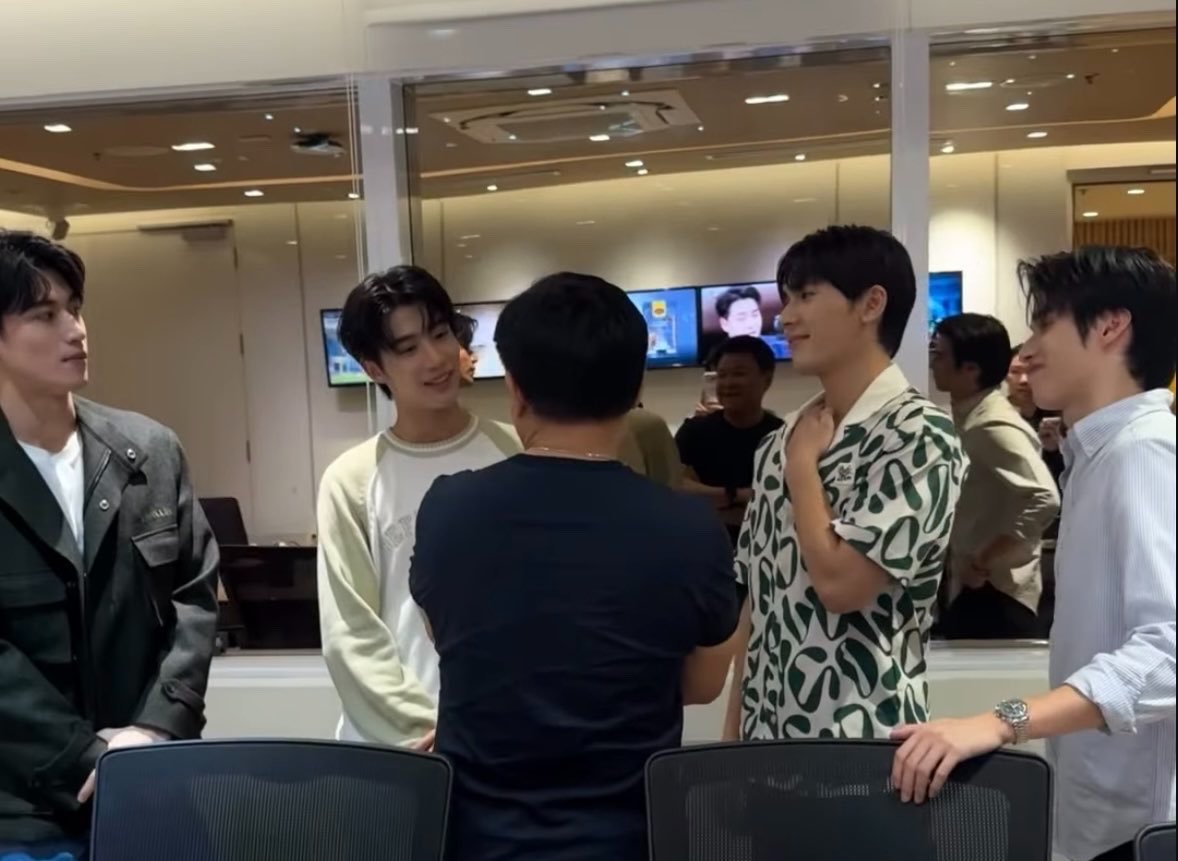 yellowzaza_'s tweet photo. ก็บอกความจริงเฮียมา!!!! ว่าทำไมเราถึงมีโปรเจคร่วมกันไม่ได้!! @บอย https://t.co/QbF2EeNizw