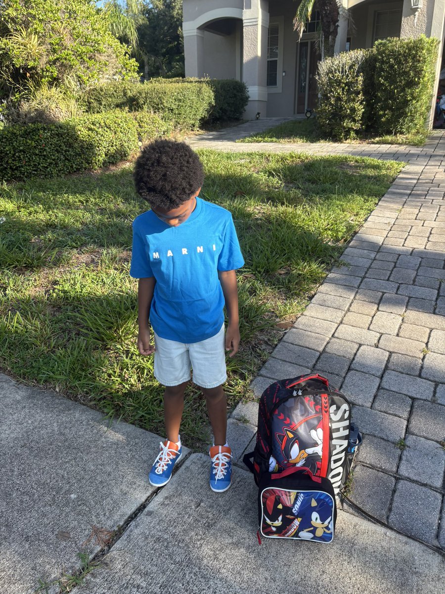 robidabarbie's tweet photo. First Day #1stGrade ✏️ 📓😍🔥🔥🔥 https://t.co/R6lFJ0axtM