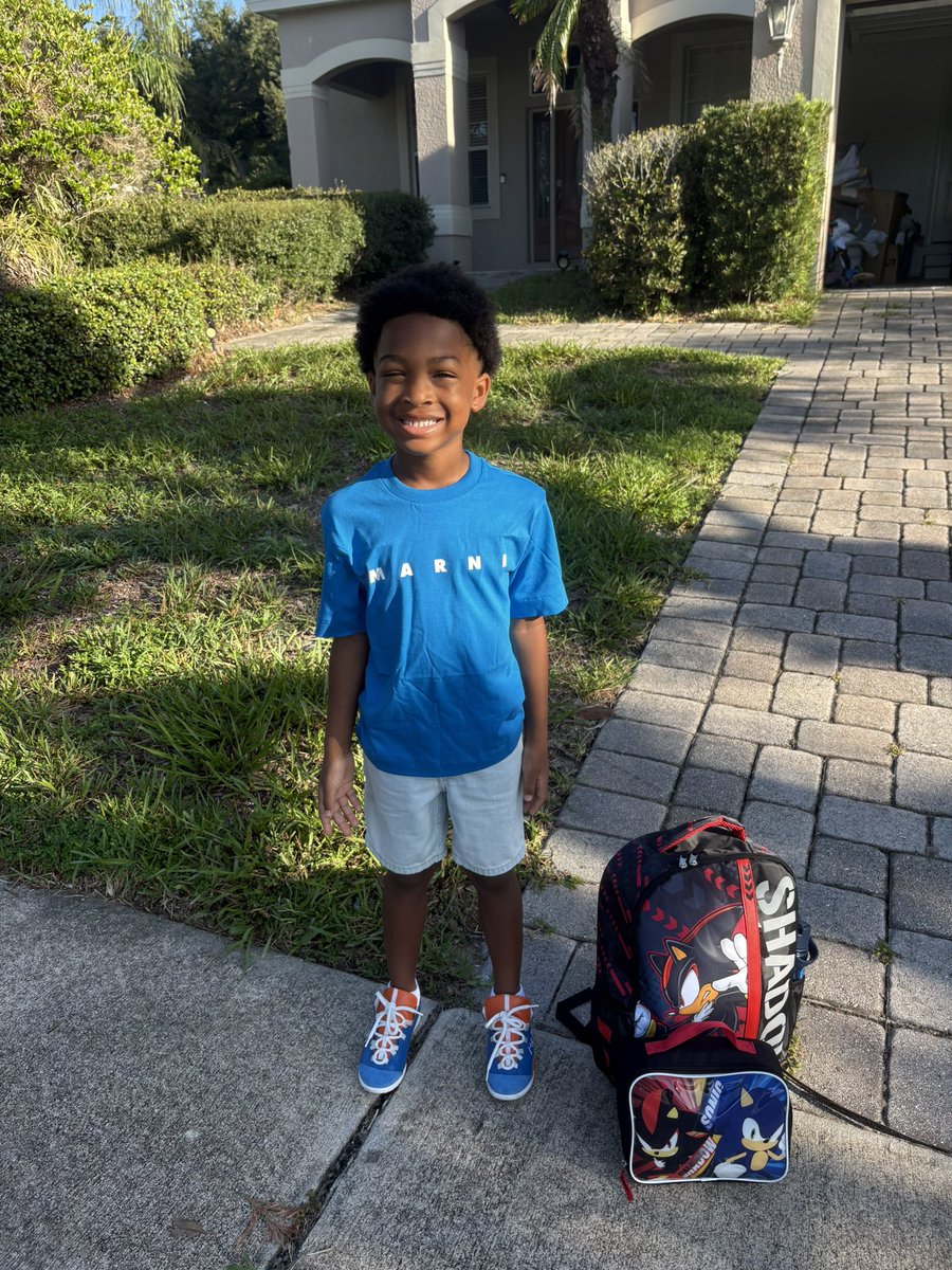 robidabarbie's tweet photo. First Day #1stGrade ✏️ 📓😍🔥🔥🔥 https://t.co/R6lFJ0axtM