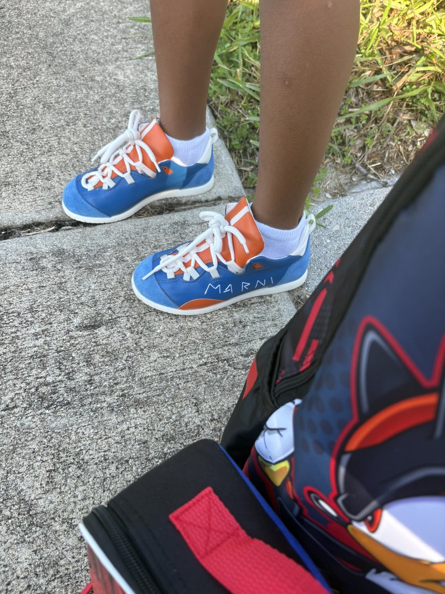 robidabarbie's tweet photo. First Day #1stGrade ✏️ 📓😍🔥🔥🔥 https://t.co/R6lFJ0axtM