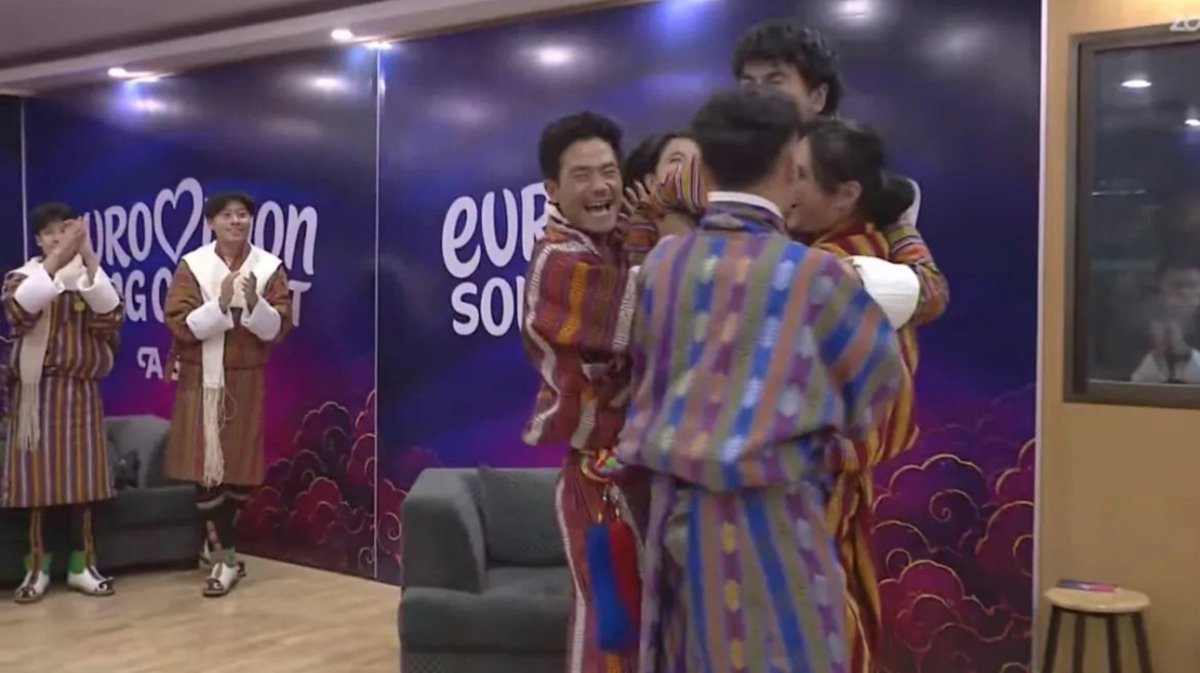 LukaEurovision's tweet photo. Sí, muy exótico y pintoresco todo, pero ¿nadie en la UER ha pensado en que para relacionar un producto con #Eurovision se deberían cumplir unos estándares mínimos de calidad musical y televisiva? Cargándose, una vez más, la reputación de la marca en 3, 2, 1... #RhythmOfBhutan https://t.co/tywVZIwyRJ