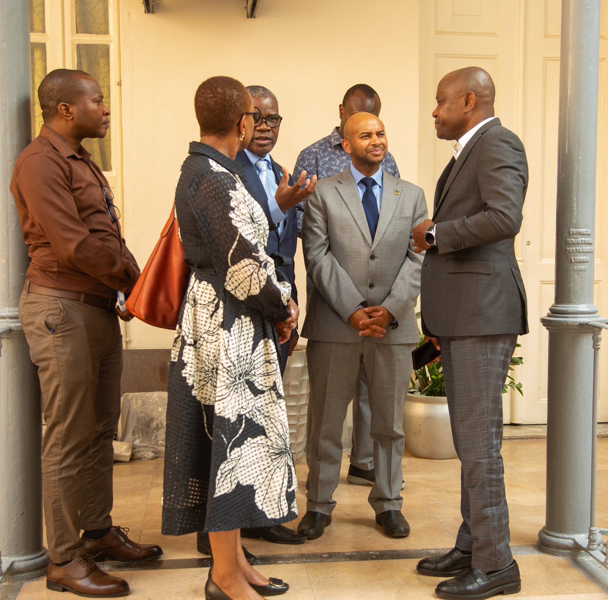 UNICEFAngola's tweet photo. Every child deserves protection through immunization.

Dr. Ephrem Tekle Lemango met with Luanda’s Vice-Governor for the Political and Social Sector, Manuel António Gonçalves, to discuss accelerating vaccination efforts across the province.

#ForEveryChild #Immunization https://t.co/MCG07Wczrf