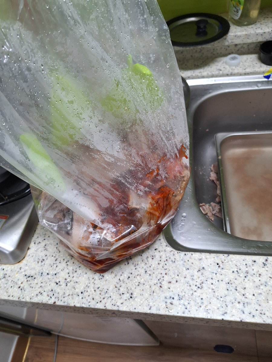 Lipoc98's tweet photo. 저번 Kel 직관 정모 때 자취방에서 갈비찜 6kg 만들어서 진공포장 후 얼려서 들고갔었다.

겁나 무거웠고... 폭염이었다... https://t.co/9fla2pxQYx