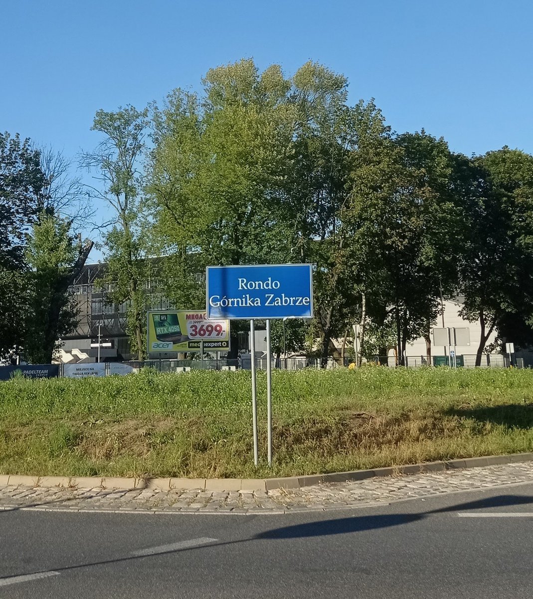 WZabrzu's tweet photo. Rondo Górnika Zabrze ⬜🟦🟥 https://t.co/5ffUp2r9H9