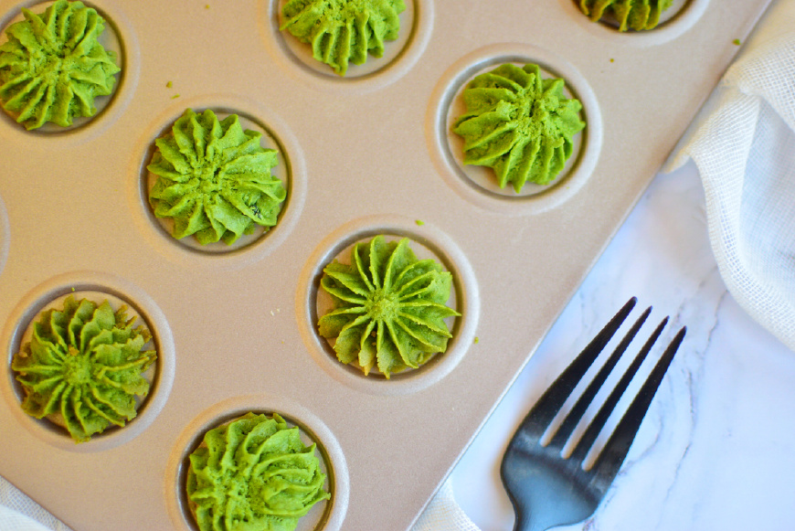 AntonietaPascal's tweet photo. Just passed the office snack stash and found these hidden matcha cookies—crispy, not too sweet, and perfect for a mid-afternoon pick-me-up. Swipe to see the crumbs (proof I couldn’t wait to share!) ， https://t.co/23Tk8vNctE