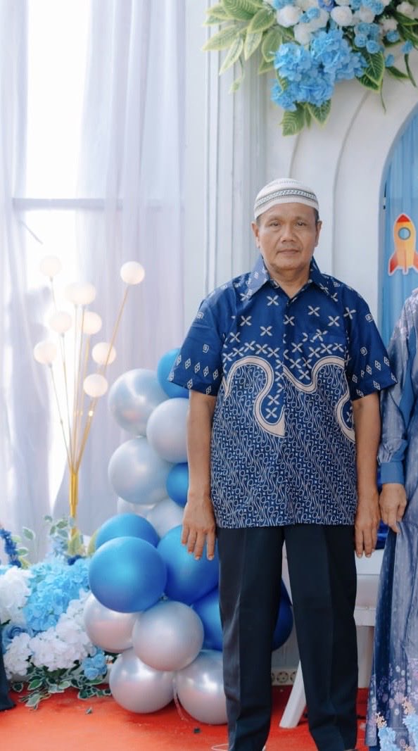 jazbie15's tweet photo. Ini foto bapak aku
Namanya sarnen panggilannya “anen” umur 61 
Terakhir pake baju kotak kotak merah https://t.co/co8zms6S8z