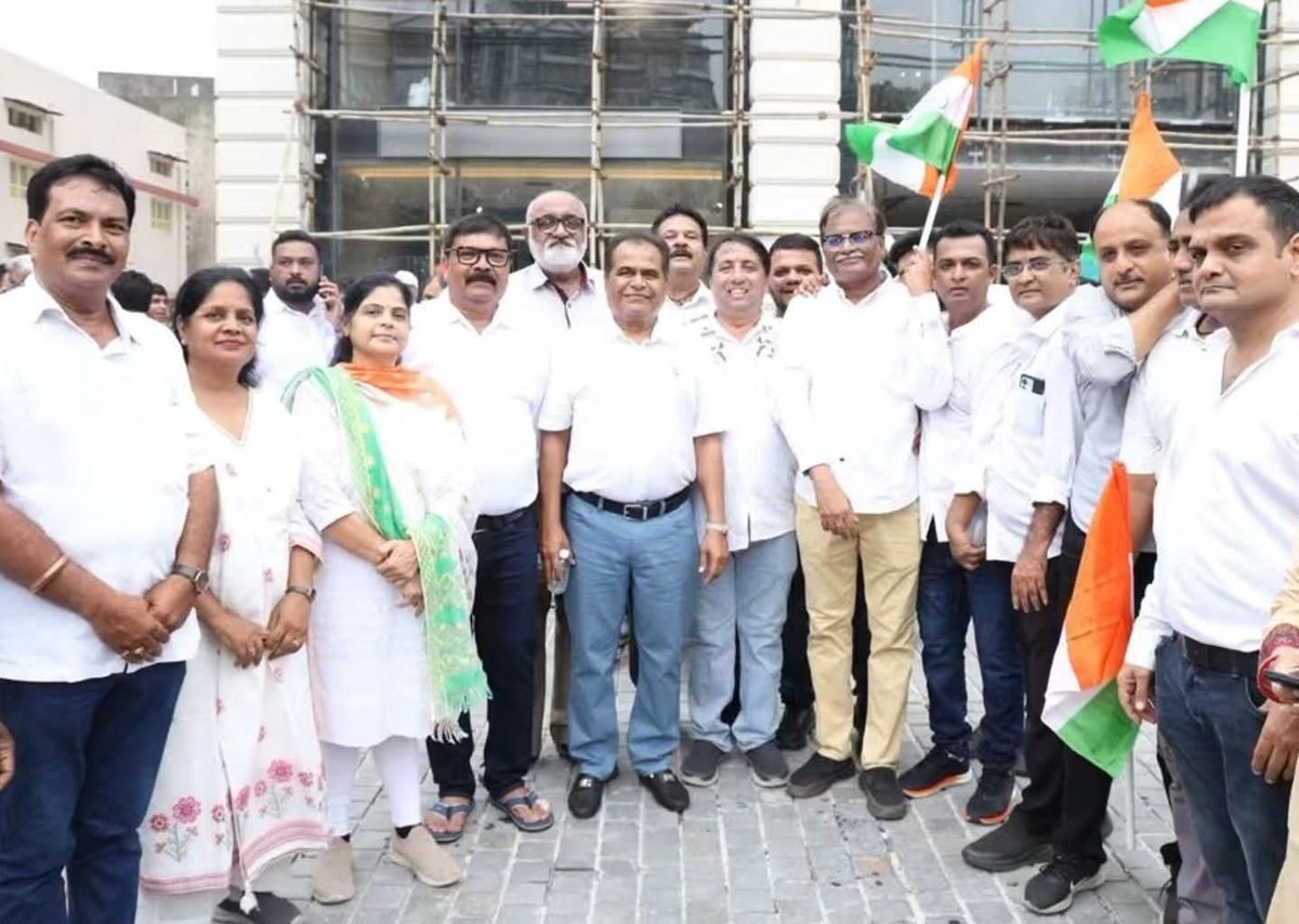 DesaiPankajR's tweet photo. 🇮🇳 હર ઘર તિરંગા — રાષ્ટ્રગૌરવની ભવ્ય અભિવ્યક્તિ 

" ભાજપ " સુરત મહાનગરના વોર્ડ નં. ૨૧ (સોનીફળિયા–નાનપુરા–અઠવા–પીપલોદ) દ્વારા શહેર અધ્યક્ષ શ્રી પરેશભાઈ પટેલજીની વિશેષ ઉપસ્થિતિમાં આયોજિત ભવ્ય તિરંગા યાત્રામાં ઉપસ્થિત રહેવાનો ગૌરવપૂર્ણ અવસર પ્રાપ્ત થયો.

🚩 વંદે માતરમ્! https://t.co/9BxCdhFoxS