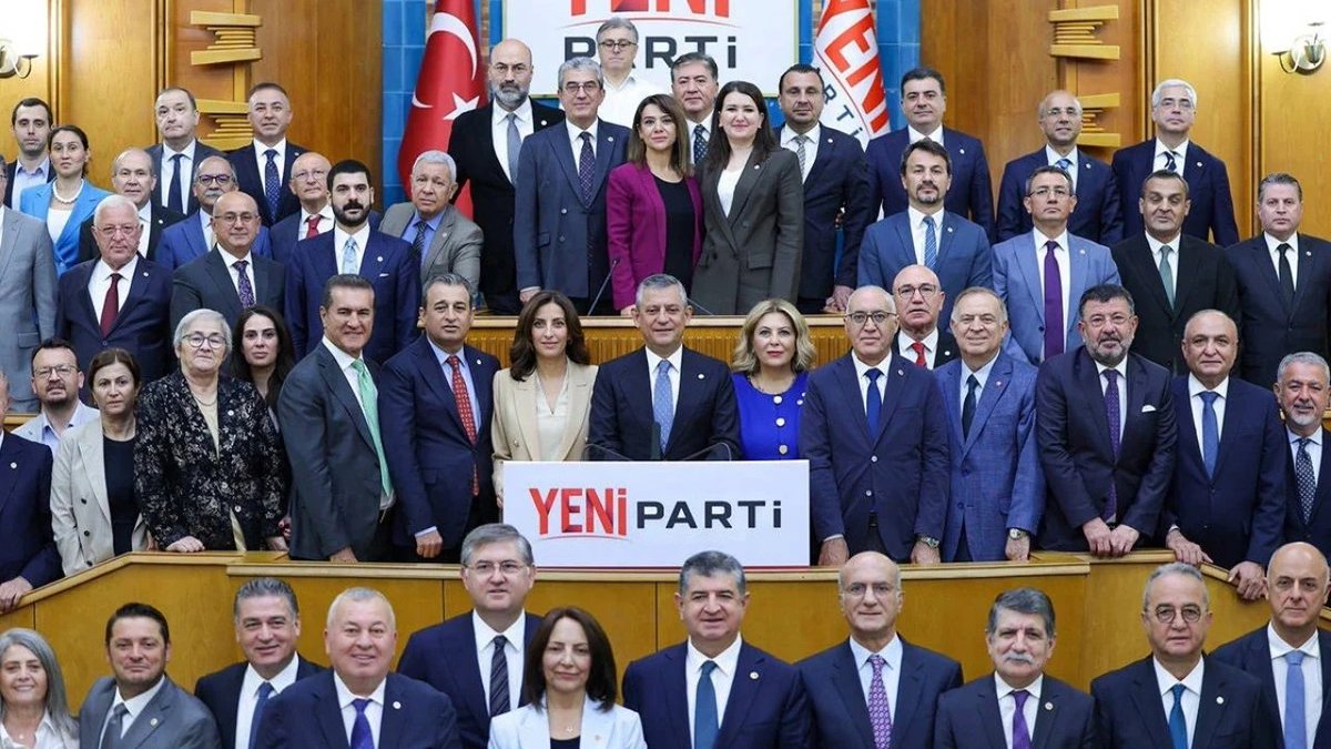 nefesgazete's tweet photo. YENİ Partili vekillerden Özgür Özel açıklaması:

"Partimizde birlik içinde, liderimiz Özgür Özel’in yanındayız"

https://t.co/YAmRnJvlUw https://t.co/FCLbQjmikk