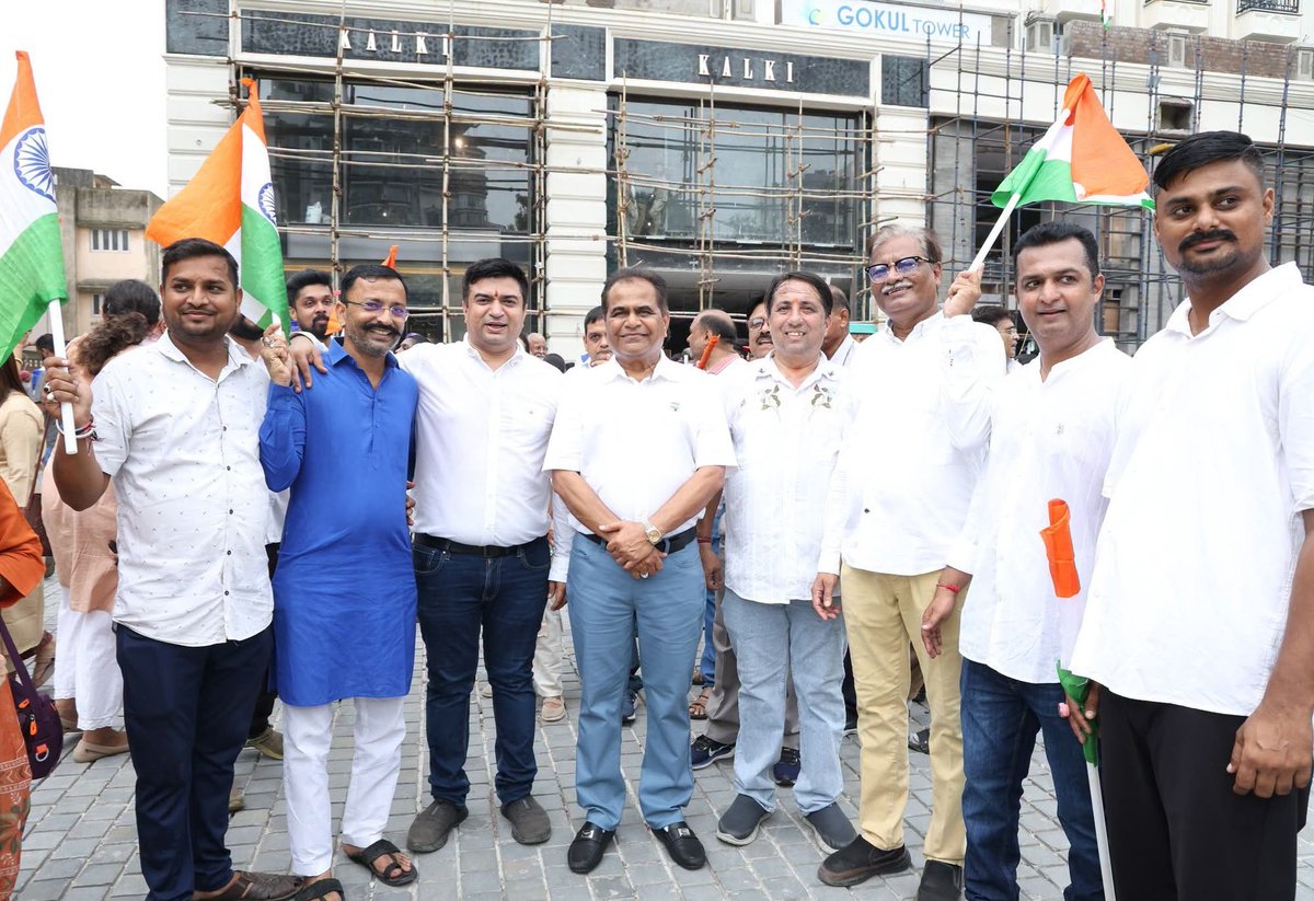 DesaiPankajR's tweet photo. 🇮🇳 હર ઘર તિરંગા — રાષ્ટ્રગૌરવની ભવ્ય અભિવ્યક્તિ 

" ભાજપ " સુરત મહાનગરના વોર્ડ નં. ૨૧ (સોનીફળિયા–નાનપુરા–અઠવા–પીપલોદ) દ્વારા શહેર અધ્યક્ષ શ્રી પરેશભાઈ પટેલજીની વિશેષ ઉપસ્થિતિમાં આયોજિત ભવ્ય તિરંગા યાત્રામાં ઉપસ્થિત રહેવાનો ગૌરવપૂર્ણ અવસર પ્રાપ્ત થયો.

🚩 વંદે માતરમ્! https://t.co/9BxCdhFoxS