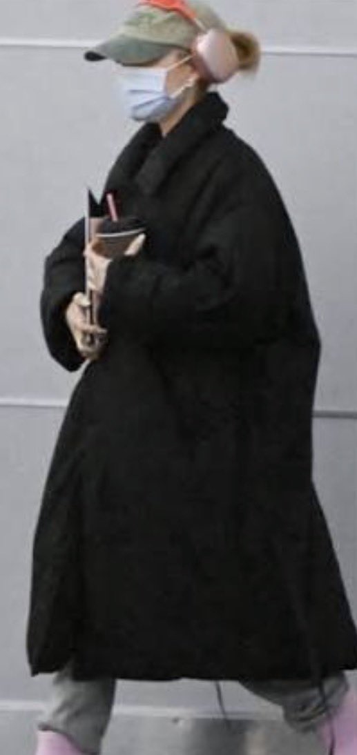 ahh_adan's tweet photo. why does she have a pair of airpod maxes for every outfit 😭 https://t.co/TGL6Zov1V8