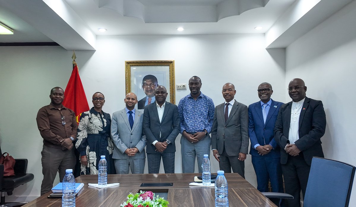 UNICEFAngola's tweet photo. Every child deserves protection through immunization.

Dr. Ephrem Tekle Lemango met with Luanda’s Vice-Governor for the Political and Social Sector, Manuel António Gonçalves, to discuss accelerating vaccination efforts across the province.

#ForEveryChild #Immunization https://t.co/MCG07Wczrf