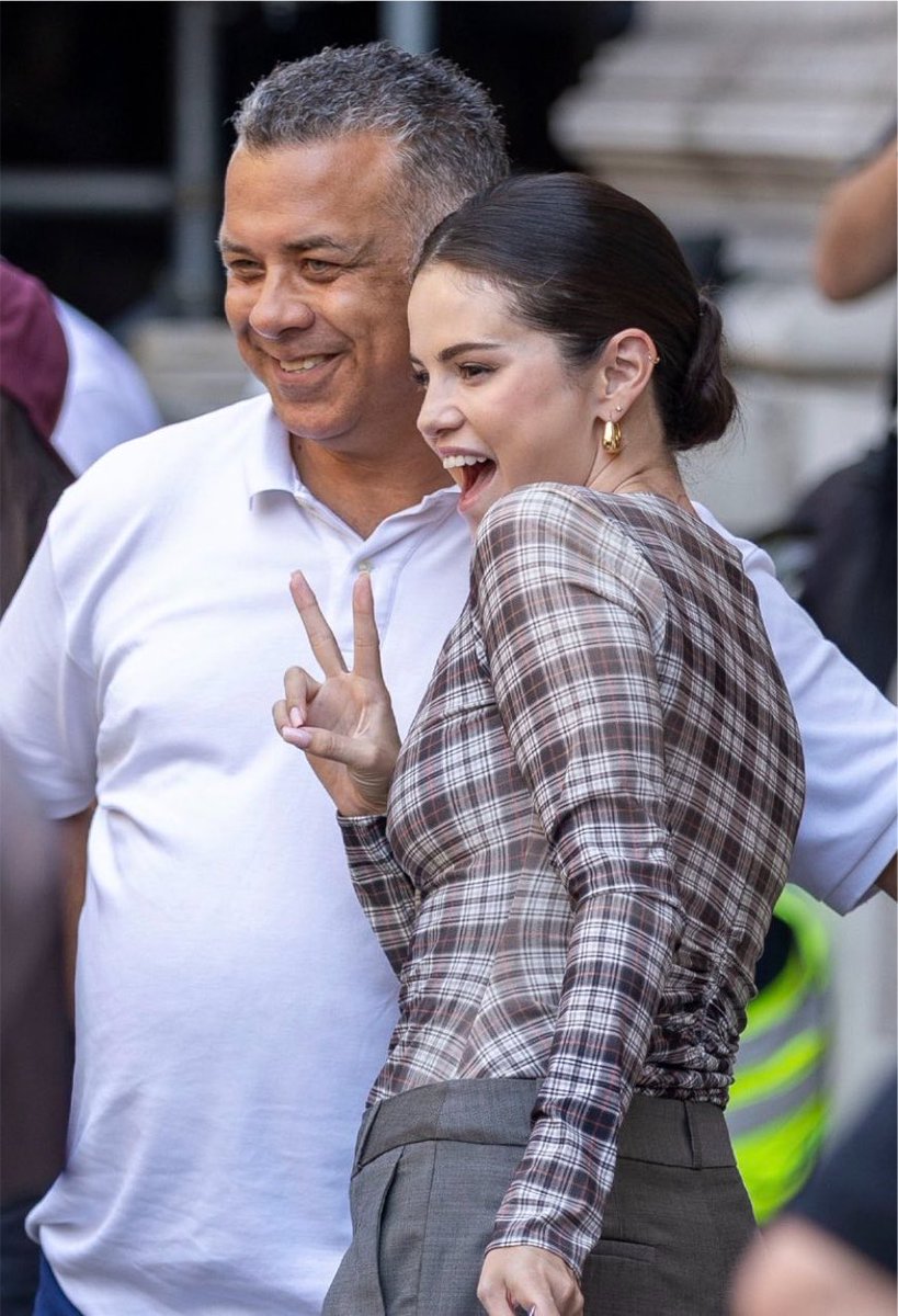 selenagomezbr's tweet photo. LINDA!

Selena Gomez durante as filmagens de “Only Murders” em Londres. 🤎 https://t.co/zMOrEExDrr