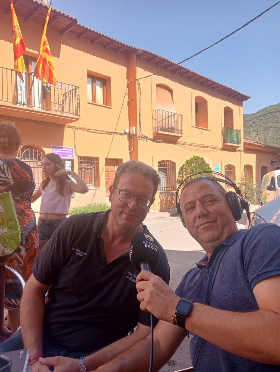 aragonradio's tweet photo. Hemos tenido el placer de entrevistar esta tarde desde @galacticacefca al director de la @aee_gob, Juan Carlos Cortes 🚀

También nos ha acompañado Estelios Pirzyas, responsable de divulgación de este espacio del CEFCA (Centro de Estudios de Física del Cosmos de Aragón);  y José Luis Alvir, alcalde de Arcos de las Salinas 🎙️

¡Ha sido un placer! 😍

Puedes escuchar las entrevistas en 👇

🎧 https://t.co/MRmt03XUTa

@mruizbanos