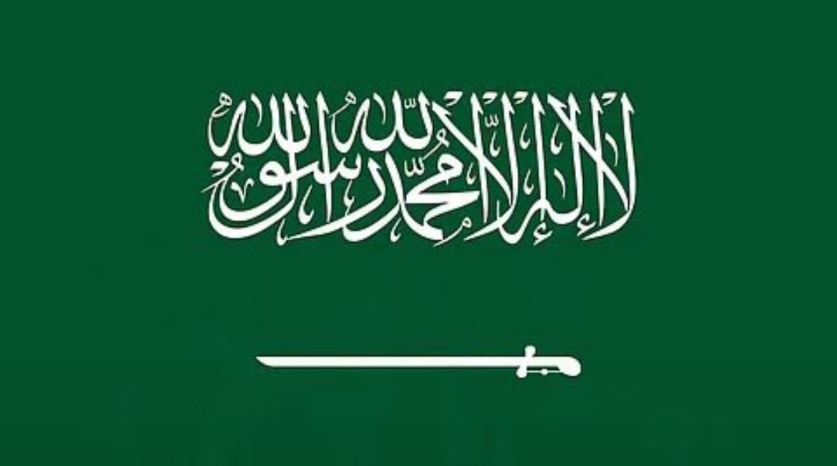 ZiadAldrees's tweet photo. في هذا الظرف الدقيق والمعقد الذي تعيشه منطقتنا، تزداد قناعتي يوماً بعد آخر، بأننا يجب أن نتوكل على الله ثم على قيادتنا السياسية الحكيمة في كل التفاصيل. 
فالأجهزة والمؤسسات المدنية والأمنية تعرف من المعلومات التفصيلية الدقيقة ما لا يمكننا معرفته والإحاطة به مما تحيكه الدول المحيطة من خلف الستار!
فرغم هذا الأذى المتواطئ، الذي يأتينا من الشرق ومن الجنوب ومن الشمال ومن الغرب (المربك)، فإن أميرنا الشاب يدير معركته الدبلوماسية الرصينة والعسكرية الهادئة والاقتصادية المتوازنة بكل حنكة واقتدار.

وفق الله خادم الحرمين الشريفين وسمو ولي عهده الأمين ورجالاتهم لكل ما من شأنه عزّ هذه البلاد 🇸🇦 ونصرتها وحمايتها من كيد الأشرار.