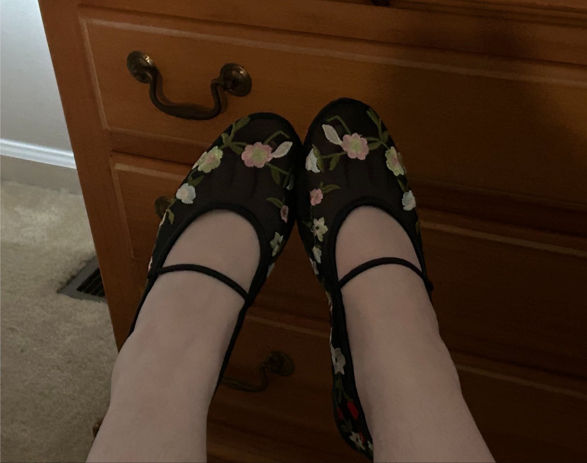 kgodd3ss's tweet photo. @shoedaddyx my fav shoes i own at the moment! i’d love to add these to my collection :3 https://t.co/gPZjPBeLvQ https://t.co/RtHNqYRO1j