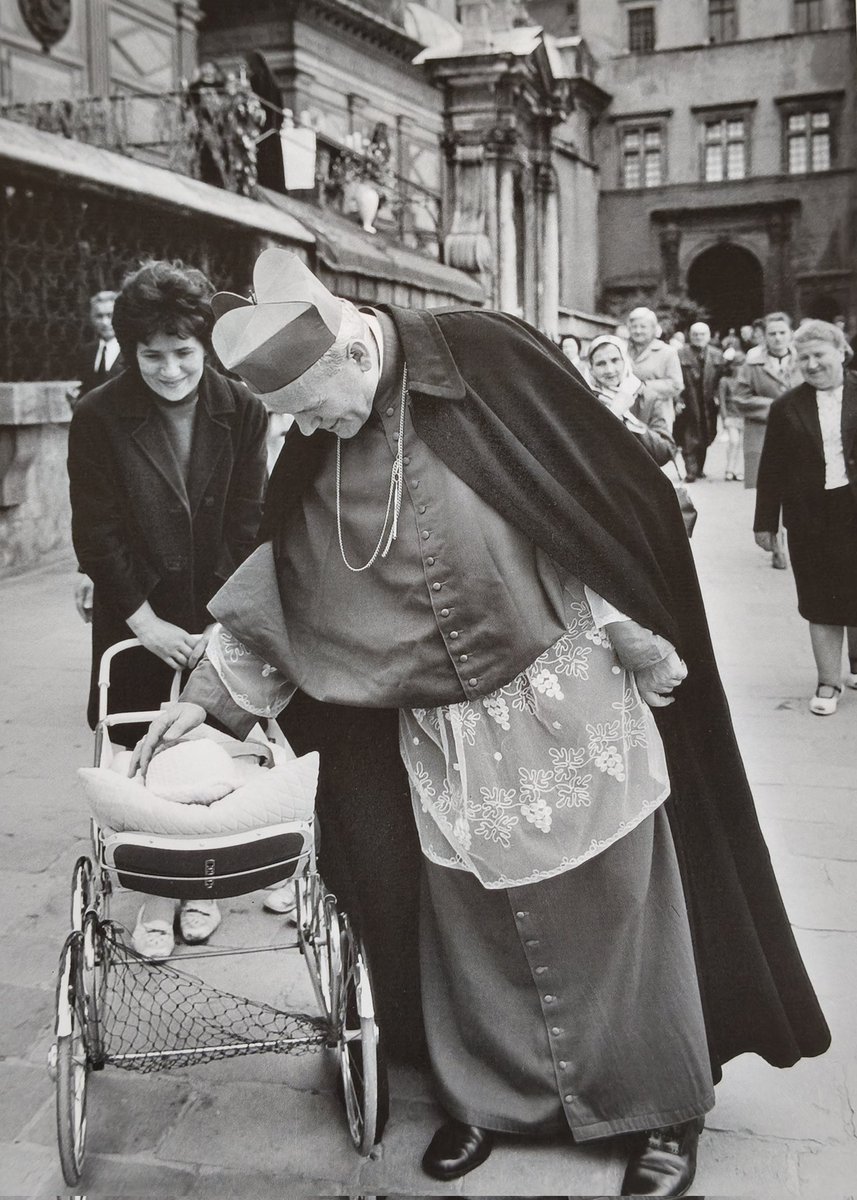 FabioGioli's tweet photo. @EpicocoLM «La fiducia rende possibile l’audacia».
Viene in mente Wojtyła, 38 anni. Wyszyński gli annuncia che sarà vescovo.
«Sono troppo giovane». «È una debolezza dalla quale si guarisce rapidamente».
Accettò. E tornò al kayak.
Era l’estate del 1958. https://t.co/ukxxh6HHqB