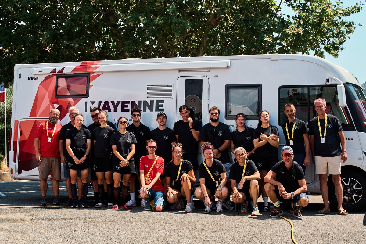 MayenneCycling's tweet photo. 💛🫶

Coureuses, encadrement, partenaires, supporters et autres... Merci à toutes et tous pour votre soutien lors du Tour de France Femmes avec Zwift🙏
Pensées à Kiara et Alice, absentes de la photo. Bon rétablissement à elles 👊

#MayenneMonbanaMyPie #MayenneProCycling #TDFF2026 https://t.co/l0C3HhxXgE