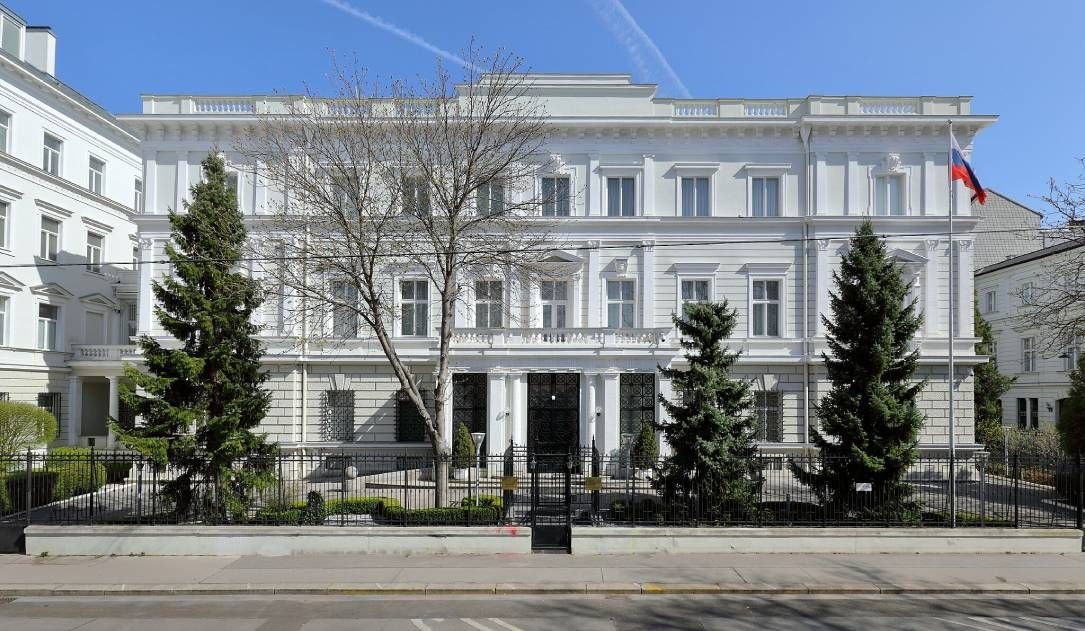 AlshabaniY's tweet photo. La situación en Austria también afecta la imagen de Viena como centro neutral del diálogo internacional. La posible actividad del SVR, GRU y FSB en instalaciones diplomáticas rusas plantea riesgos para la seguridad de la UE y organismos como la ONU, el OIEA y la OSCE. https://t.co/ZTKWsp02mZ