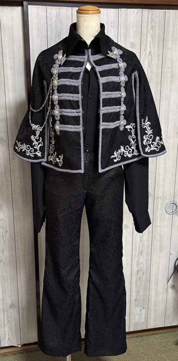 pome_roll's tweet photo. がさいれの新衣装獄潰しちゃん提案のオリジナル軍服ケープ衣装です！

 #コンカフェ #衣装制作 https://t.co/a9PphLLthV
