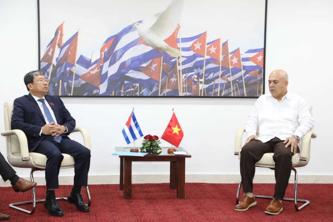 DrRobertoMOjeda's tweet photo. Sostuve fructífero encuentro con Vu Hai Ha, miembro CC de Partido Comunista de Vietnam. Agradecí participación en #24EIPCO y en Coloquio Fidel: legado y futuro. Coincidimos en importancia continuar fortaleciendo intercambios partidistas y preservar legado Fidel en su centenario. https://t.co/UrnSfHBGCK