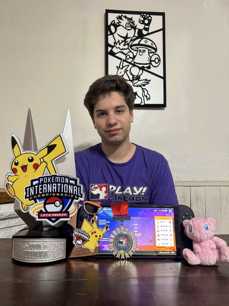 JuanfiVGC's tweet photo. Soy el #1 de Latinoamérica en Pokémon VGC.

Estoy buscando una organización o sponsor para representar en el Mundial de Pokémon y durante la temporada 2027.

Con los nuevos torneos oficiales con streaming en LATAM y la llegada de Pokémon Champions, creo que es un momento increíble para apostar por el competitivo de nuestra región.

Les dejo mis logros de las últimas 2 temporadas en la imagen.

Si quieren al #1 de LATAM en su equipo, mi DM está abierto. 😁

El fichaje incluye AMULETO ANTI-MUFAS 🧿

RTs y Likes se agradecen ❤️