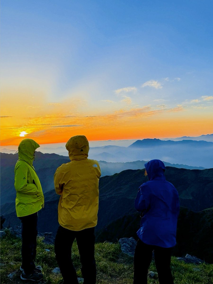 Sn0wbie's tweet photo. [Took on the hardest trail at dawn—foot slips, breath catches, but now I’m standing where I never thought I could. Break limits, no shortcuts. ] https://t.co/MuiVlhEVEM