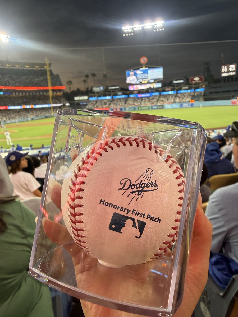 extraemilyy's tweet photo. i threw a first pitch at a dodgers game!! :D https://t.co/MvPXNXUyzg
