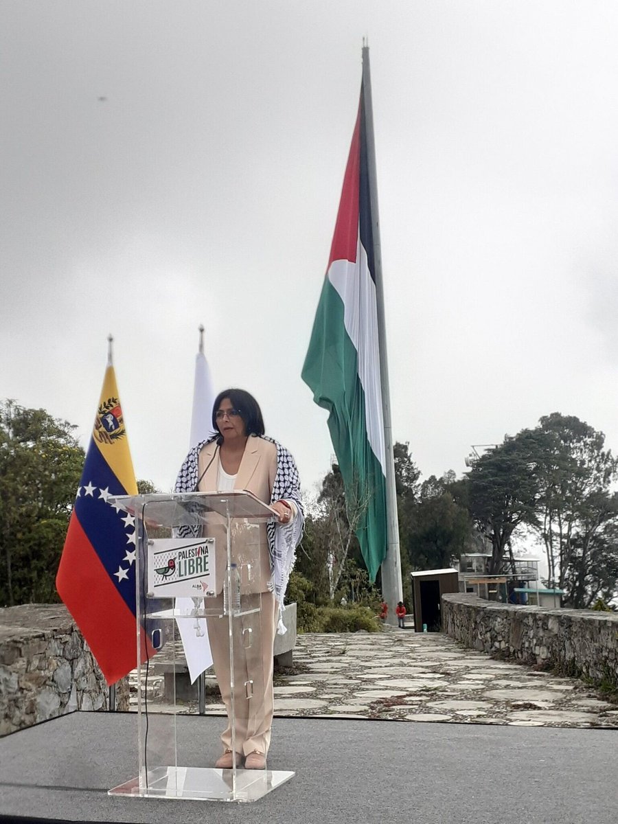 Gbastidas's tweet photo. Qué tiempos aquellos en que delcy se disfrazaba de palestina y marchaba contra Israel.

Hoy restablece servicios consulares con Israel, tras 17 años de relaciones rotas por Hugo Chávez. https://t.co/24xk5JpHQ0