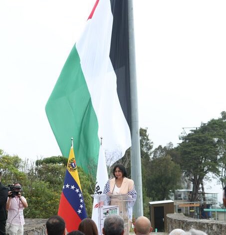 Gbastidas's tweet photo. Qué tiempos aquellos en que delcy se disfrazaba de palestina y marchaba contra Israel.

Hoy restablece servicios consulares con Israel, tras 17 años de relaciones rotas por Hugo Chávez. https://t.co/24xk5JpHQ0
