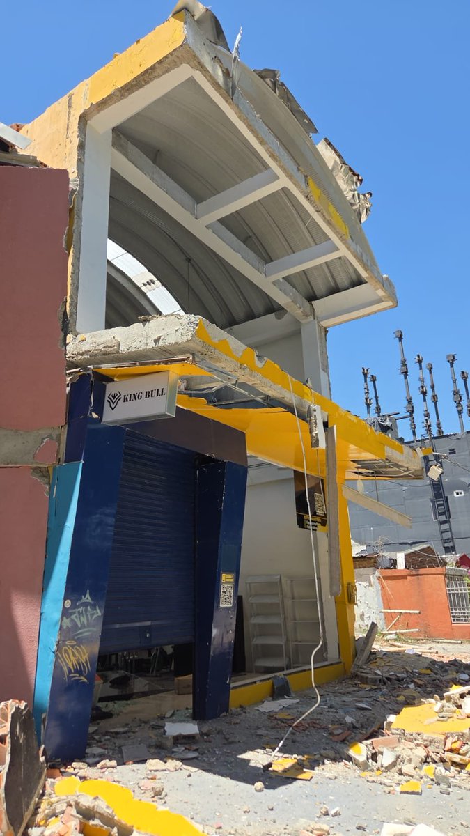 davebedoya31's tweet photo. Así quedó nuestro negocio kingbull en Dosquebradas después del siniestro no hay heridos menos mal
@AlcaldiaDosq @ABDELAESPRIELLA
#terremoto #sismo #ColombiaUnSoloCorazón #terremotocolombia https://t.co/Fix5ZP83Hz