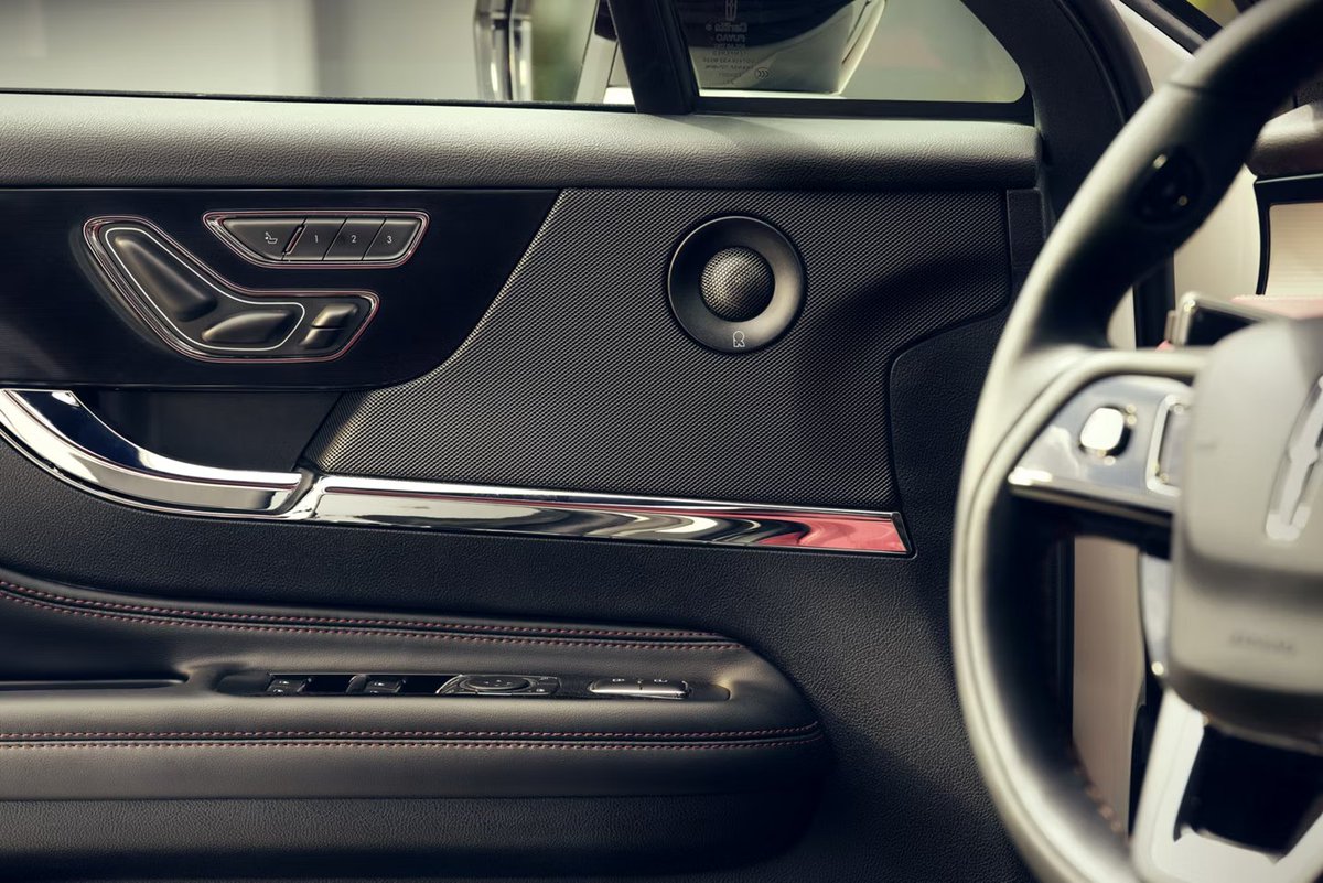 HempLincoln's tweet photo. Lincoln technology helps simplify every drive with available features like the Lincoln app, Phone As A Key, wireless charging, and connected navigation. 

Shop Now: https://t.co/fEbakKcNRw

📍 Hempstead Lincoln | Hempstead, NY https://t.co/Vp8bjNtRzq