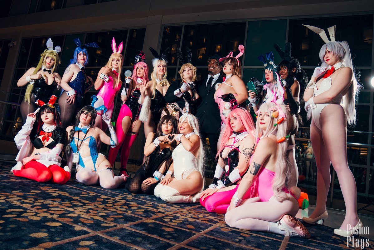 Oni_Omoile's tweet photo. Presenting the NIKKE bunny group I hosted @ Otakon!

Easily the biggest undertaking I’ve had since picking up cosplay 5(!!!) years ago, grateful to both my friends/fellow cosplayers and our photogs Pasionplays/the_shinoobi for helping making it happen!

#NIKKE #NIKKECosplay https://t.co/lvaX2HdhTV