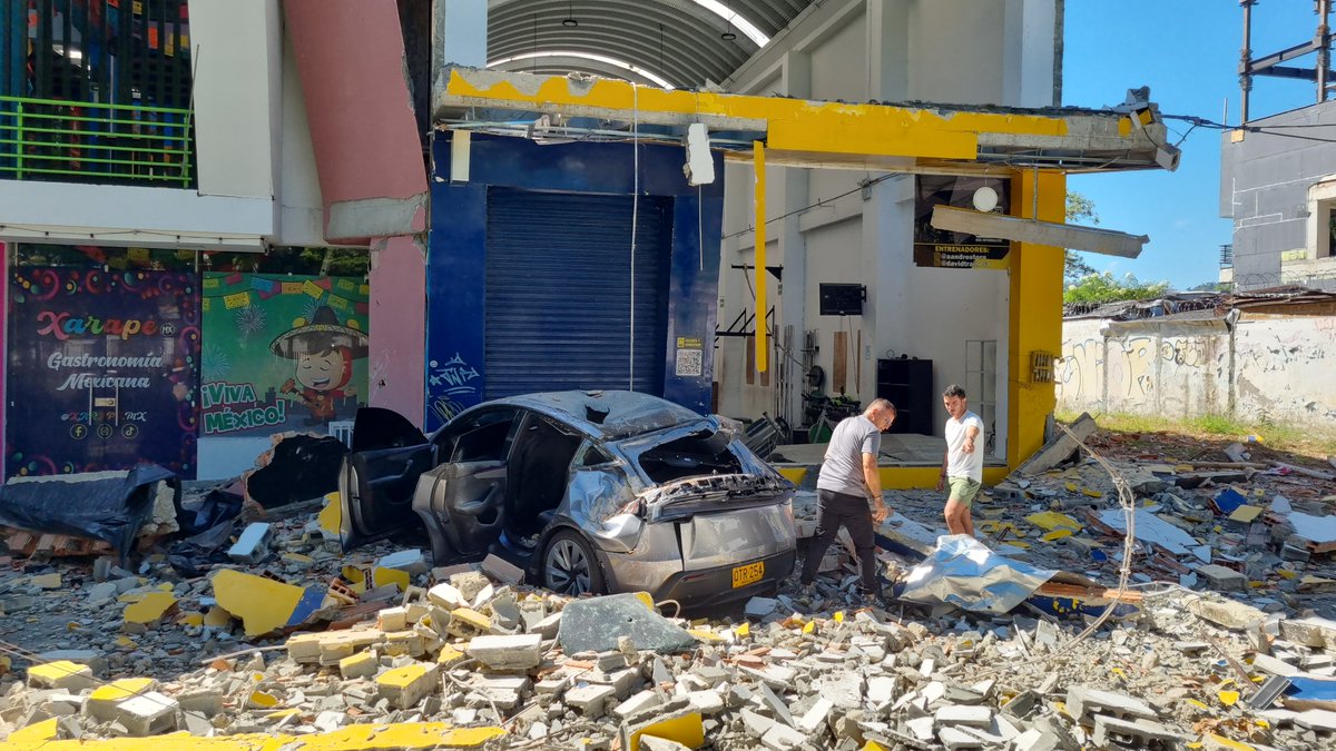 davebedoya31's tweet photo. Así quedó nuestro negocio kingbull en Dosquebradas después del siniestro no hay heridos menos mal
@AlcaldiaDosq @ABDELAESPRIELLA
#terremoto #sismo #ColombiaUnSoloCorazón #terremotocolombia https://t.co/Fix5ZP83Hz