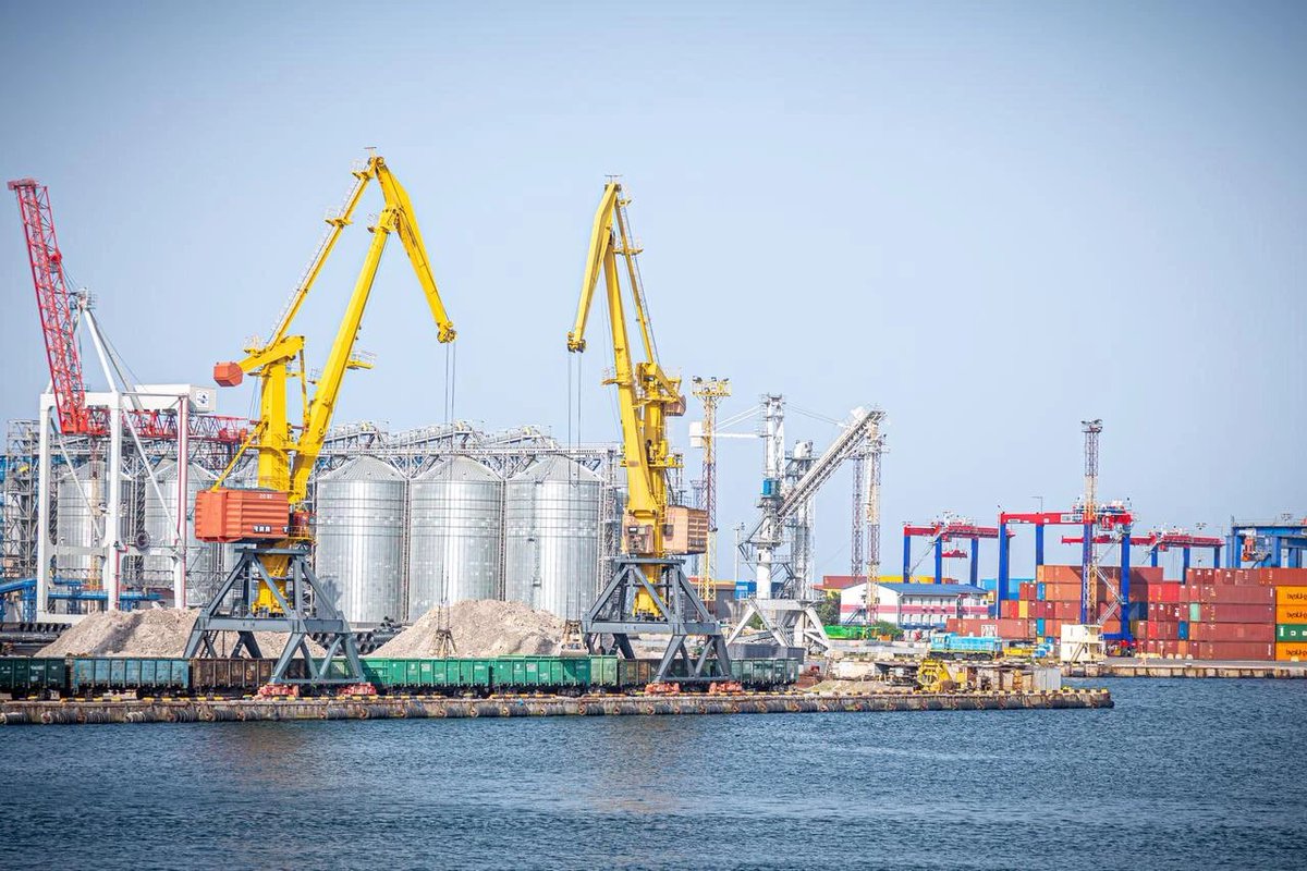 Glenn_Diesen's tweet photo. Hawks in Moscow were always deeply unhappy that Putin limited attacks on Odessa and did not impose a blockade on Ukrainian ports. Putin had to balance many considerations and was under pressure from the Global South to keep Ukrainian agricultural exports flowing. However, the Ukraine/NATO 40-day campaign of deep strikes into Russia and attacks on its civilian vessels changed everything. There are no more restraints on Putin, as few in the Global South would expect Russia not to retaliate. Now that Ukraine is, de facto, a landlocked country, why is there zero reflection on that decision? Is it also "pro-Russian propaganda" to point out self-inflicted harm?