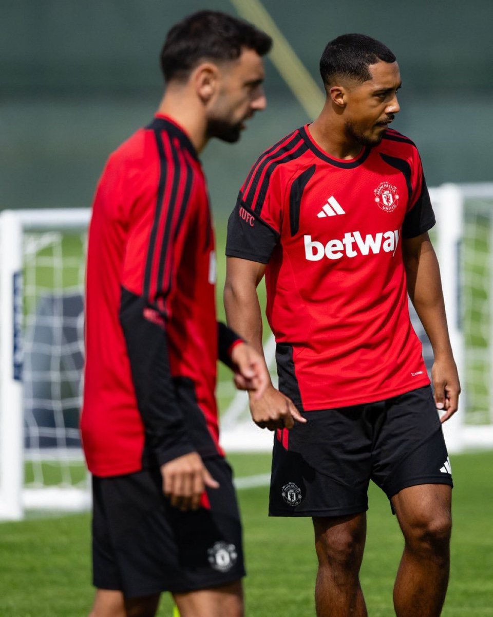 amenado's tweet photo. Master of the midfield teaching these class of players its going to be hot for teams this very season🔥🔥🔥 https://t.co/qYE8dm7u0V