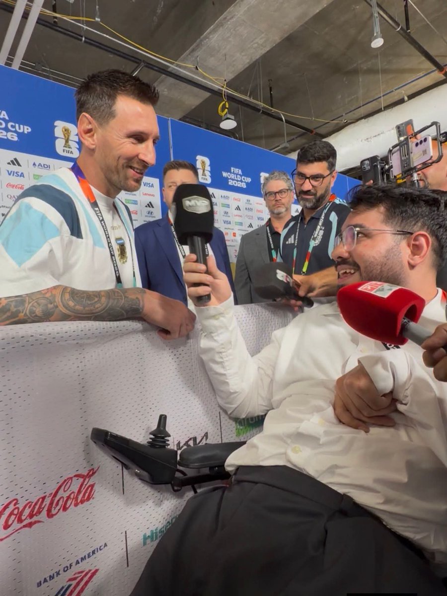lazyxcraz's tweet photo. Remember when Kane, Saka, Rice, and others refused to give an interview to this disabled journalist, Manu Gutiérrez. Messi and his team, on the other hand, took the time to acknowledge him.

That's class👏🫡 https://t.co/XeOo5Wh8dE