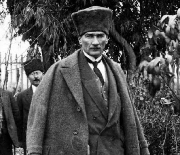 sofiyeniden's tweet photo. Kürt sorununu        /          Kürt sorununu
      başlattı                                    bitirdi https://t.co/040otT9H1U