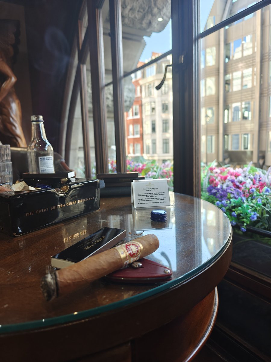stogiesWOB's tweet photo. First stop on London, the original and in my fave seat, @JJFoxcigars with a perfect H.Upmann Connoisseur. https://t.co/fQC3t2cuR4
