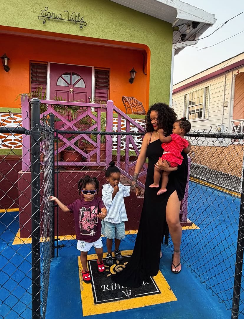 rihloyalt's tweet photo. a rihanna levando os bebês dela pra casa que ela morava 😭🤏🏽 https://t.co/ixtRkBQ0tX