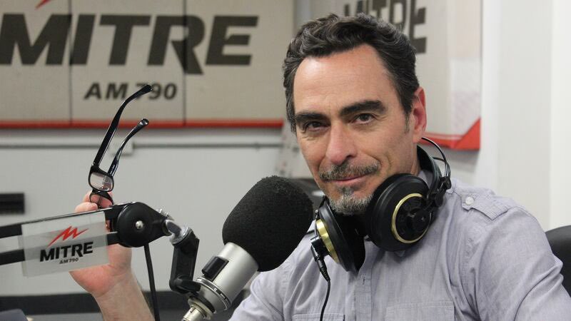 Gregoriodalbon's tweet photo. COMUNICADO

TRATARON A DADY BRIEVA DE PEDÓFILO AL AIRE. LA JUSTICIA LOS CONDENÓ.

ANDAHAZI Y RADIO MITRE DEBERÁN PAGAR $18 MILLONES, MÁS INTERESES Y COSTAS, LEER PARTE DE LA SENTENCIA AL AIRE Y PUBLICAR EL FALLO EN LA WEB DE LA EMISORA.

UNA DE LAS PRINCIPALES RADIOS DEL GRUPO CLARÍN FUE CONDENADA. NO OCURRE TODOS LOS DÍAS. ESTA VEZ OCURRIÓ.

El Juzgado Nacional en lo Civil N.º 50 condenó a Carlos Andahazi y Radio Mitre por las graves expresiones dirigidas contra Dady Brieva.

La Justicia calificó los dichos como “injuriantes, difamatorios” y como una “vejación gratuita e injustificada” que lesionó su honor y reputación.

El fallo fue contundente: la libertad de expresión es un derecho fundamental, pero no es una licencia para difamar.

La condena es de $18 millones, más intereses y costas.

Pero la sentencia no termina en el dinero.

RADIO MITRE DEBERÁ LEER AL AIRE PARTE DEL FALLO QUE LA CONDENÓ.

Y deberá mantener publicada la sentencia durante tres días en la página web de la propia emisora.

No es un dato menor.

Estamos hablando de una sentencia contra una de las radios más importantes de uno de los grupos mediáticos más poderosos de la Argentina.

CLARÍN NO ES INVENCIBLE.

Y hoy una sentencia judicial acaba de demostrarlo.

¿QUÉ DIJO ANDAHAZI?

El 18 de diciembre de 2018, durante el programa Le doy mi palabra, Andahazi afirmó que Dady Brieva “daba clases prácticas de pedofilia”, que “tal vez alguno de los abusadores de hoy haya aprendido pedofilia con Dady Brieva” y que debía “hacerse cargo de esta clase de pedofilia”.

Durante el juicio sostuvo que se trataba de una opinión protegida por la libertad de expresión y vinculó sus dichos con una actuación de Brieva en Agrandadytos, emitida en 2004.

LA JUSTICIA RECHAZÓ ESA DEFENSA.

El fallo establece un límite constitucional que debe quedar perfectamente claro: la libertad de expresión protege la crítica, incluso la más dura. Lo que no protege es la lesión ilegítima del honor y la reputación de una persona.

Acá no se condenó una crítica.

Acá no se condenó una opinión incómoda.

Acá se condenaron expresiones que la Justicia consideró injuriantes, difamatorias y una vejación gratuita e injustificada.

Y existe una consecuencia con una enorme fuerza simbólica:

LO DIJERON AL AIRE. AHORA DEBERÁN LEER AL AIRE LA SENTENCIA QUE LOS CONDENÓ.

La misma radio desde la cual se pronunciaron aquellas expresiones deberá comunicar a su audiencia parte de la decisión judicial que determinó su responsabilidad.

Eso es reparación.

La sentencia no está firme. Quedan las instancias de revisión ante la Cámara y, eventualmente, la Corte Suprema.

Lo sabemos.

Y allí también estaremos.

Pero hoy ocurrió algo que durante demasiado tiempo muchos creyeron imposible.

Se enfrentó judicialmente a una empresa de uno de los grupos mediáticos más poderosos de la Argentina.

Se necesitaba independencia.

Se necesitaba firmeza.

Se necesitaba una Justicia que no mirara el tamaño ni el poder de quien tenía enfrente.

Y en esta instancia, la hubo.

Por eso este fallo excede los $18 millones.

Deja un mensaje mucho más importante:

EL PODER MEDIÁTICO TAMBIÉN TIENE LÍMITES.

La libertad de expresión se defiende.

La crítica se defiende.

El periodismo se defiende.

Lo que no existe es una licencia para difamar.

Hoy ganó Dady Brieva.

Hoy ganó su derecho al honor.

Y hoy cayó un mito:

CLARÍN NO ES INVENCIBLE.

NADIE LO ES ANTE LA LEY.