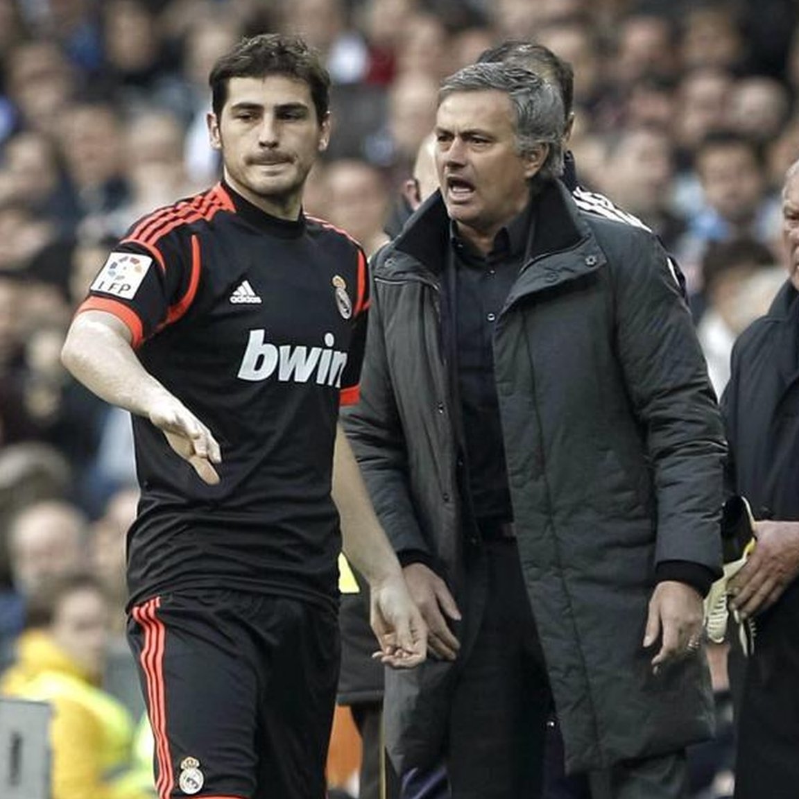 MadridSports_'s tweet photo. 💥 KHEDIRA cuenta cómo estalló el vestuario por el conflicto entre MOURINHO y CASILLAS:

"Iker era una leyenda del Real Madrid, querido por los aficionados. Le sentó y NO LE DIRIGÍA LA PALABRA, hablaba mal de él en los medios... El vestuario se convirtió en un INFIERNO"

"Después de eso se rompió la relación entre José y muchos jugadores como CRISTIANO RONALDO y los españoles. Y esos jugadores eran muy importantes para el ambiente del vestuario, que se ENVENENÓ"