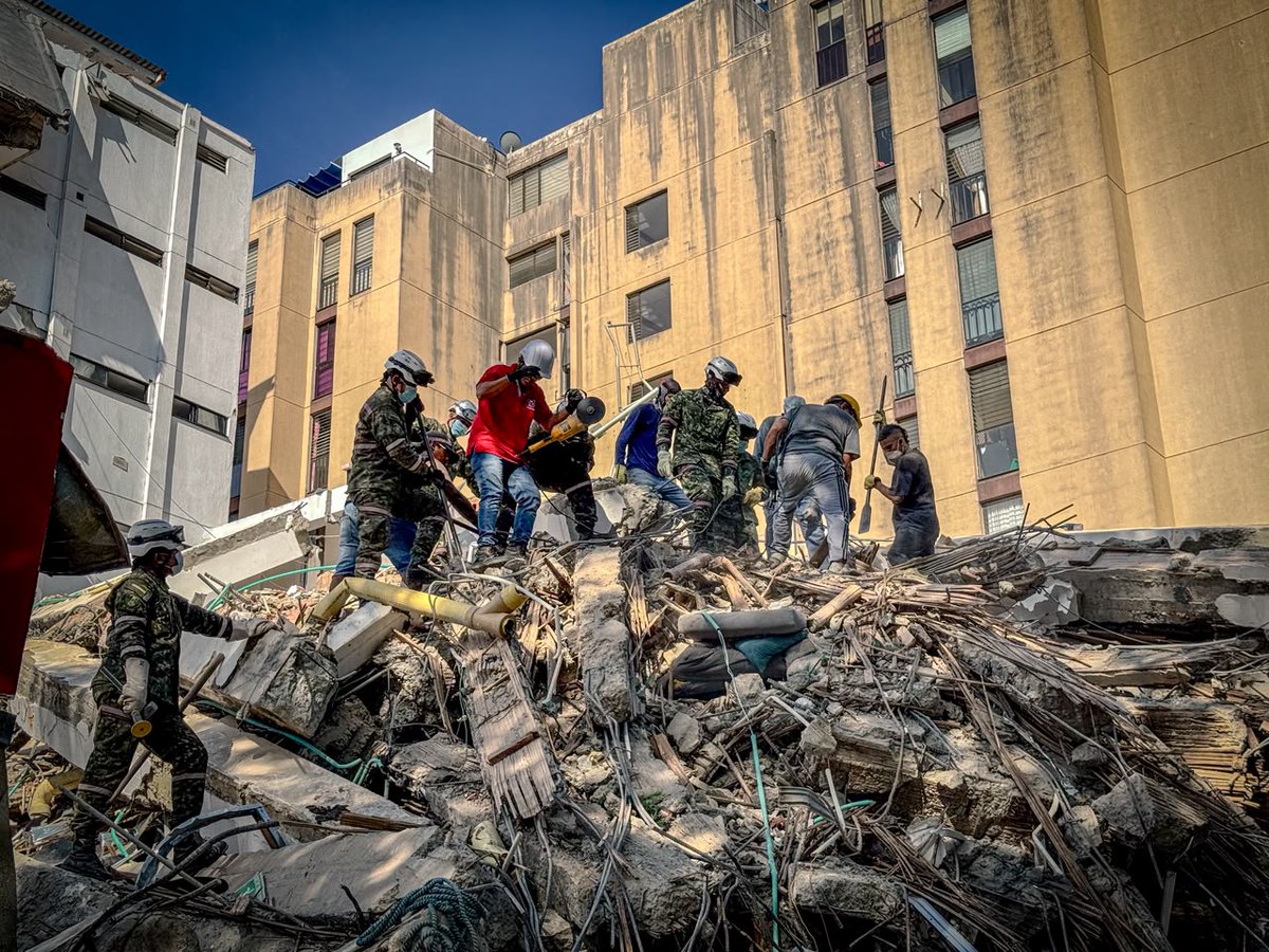 COL_EJERCITO's tweet photo. 🚨🇨🇴 #AEstaHora | Seguimos desplegados en #Cali, apoyando la atención de la emergencia y acompañando a los ciudadanos.

Más de 80 soldados especializados en búsqueda y rescate del @Ingenieros_EJC permanecen en puntos priorizados junto con nuestros equipos y capacidades diferenciales.

Asimismo, más de 1000 soldados de @Ejercito_Div3 se encuentran desplegados en diferentes sectores de la ciudad, apoyando la seguridad y el control territorial. Nuestros soldados de @Ejercito_CAAID también están desplegados en los barrios y las comunas con los ciudadanos afectados.

Desde cada frente de atención, seguimos trabajando de manera articulada con las autoridades nacionales, departamentales y locales para responder a esta emergencia y permanecer donde más nos necesitan.

#FuerzasQueSalvanVidas