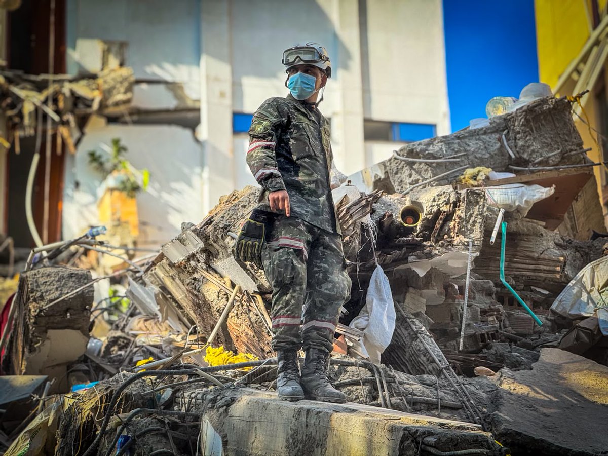 COL_EJERCITO's tweet photo. 🚨🇨🇴 #AEstaHora | Seguimos desplegados en #Cali, apoyando la atención de la emergencia y acompañando a los ciudadanos.

Más de 80 soldados especializados en búsqueda y rescate del @Ingenieros_EJC permanecen en puntos priorizados junto con nuestros equipos y capacidades diferenciales.

Asimismo, más de 1000 soldados de @Ejercito_Div3 se encuentran desplegados en diferentes sectores de la ciudad, apoyando la seguridad y el control territorial. Nuestros soldados de @Ejercito_CAAID también están desplegados en los barrios y las comunas con los ciudadanos afectados.

Desde cada frente de atención, seguimos trabajando de manera articulada con las autoridades nacionales, departamentales y locales para responder a esta emergencia y permanecer donde más nos necesitan.

#FuerzasQueSalvanVidas