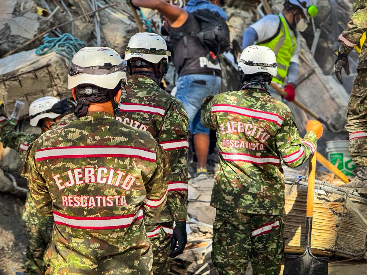 COL_EJERCITO's tweet photo. 🚨🇨🇴 #AEstaHora | Seguimos desplegados en #Cali, apoyando la atención de la emergencia y acompañando a los ciudadanos.

Más de 80 soldados especializados en búsqueda y rescate del @Ingenieros_EJC permanecen en puntos priorizados junto con nuestros equipos y capacidades diferenciales.

Asimismo, más de 1000 soldados de @Ejercito_Div3 se encuentran desplegados en diferentes sectores de la ciudad, apoyando la seguridad y el control territorial. Nuestros soldados de @Ejercito_CAAID también están desplegados en los barrios y las comunas con los ciudadanos afectados.

Desde cada frente de atención, seguimos trabajando de manera articulada con las autoridades nacionales, departamentales y locales para responder a esta emergencia y permanecer donde más nos necesitan.

#FuerzasQueSalvanVidas